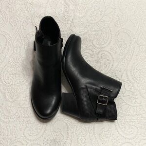 Baretraps Size 9.5M Women's Black Leather Ankle Booties with Side Buckle Detail
